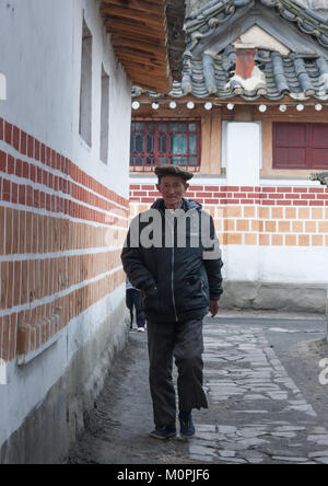 Nordkoreanische Mann in einem alten Street, North Hwanghae Province, Kaesong, Nordkorea Stockfoto