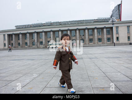 Nordkoreanische junge gekleidet wie ein Soldat in Kim Il Sung Platz, Pyongan Provinz, Pyongyang, Nordkorea Stockfoto