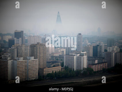 Foggy Blick über Taedong von Yanggakdo Hotel in Richtung Stadtzentrum, Pyongan Provinz, Pyongyang, Nordkorea Stockfoto