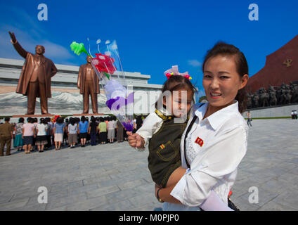 Nordkoreanische Mutter und Tochter vor den Statuen der Liebe Verantwortliche in Grand Mansudae Monument, Pyongan Provinz, Pyongyang, Nordkorea Stockfoto