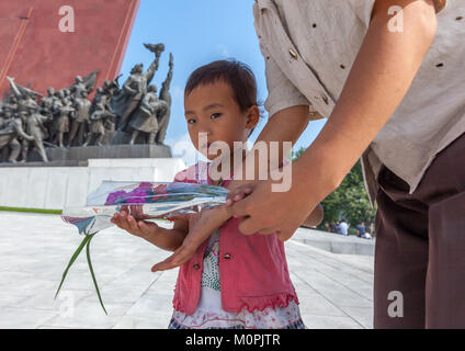 Nordkoreanische Mutter und Tochter im Grand Mansudae Monument, Pyongan Provinz, Pyongyang, Nordkorea Stockfoto