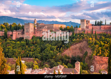 Alhambra bei Sonnenuntergang in Granada, Andalusien, Spanien Stockfoto