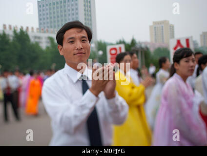 Nordkoreanische Studenten während einer Messe Tanz Performance am 9. September Tag der Gründung der Republik, Pyongan Provinz, Pyongyang, Nordkorea Stockfoto