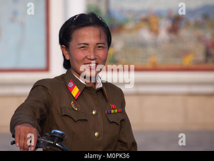 Lächelnd Nordkoreanische Soldatin,Hwanghae Province, Sariwon, Nordkorea Stockfoto