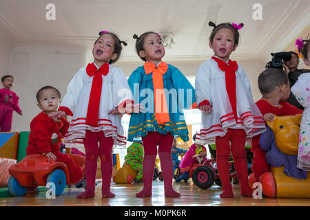 Nordkoreanische Drillinge Mädchen singen in einem Waisenhaus, Süd-pyongan Provinz, Nampo, Nordkorea Stockfoto