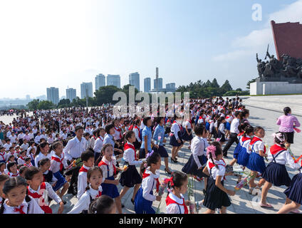 Nordkoreanische Pioniere aus dem koreanischen Kinder union im Grand Denkmal auf Mansu Hill, Pyongan Provinz, Pyongyang, Nordkorea Stockfoto