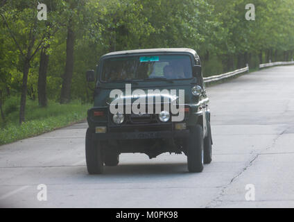 Alte nordkoreanischen Armee Jeep auf der Straße, Pyongan Provinz, Myohyang-san, Nordkorea Stockfoto