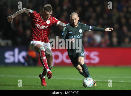 Bristol City Aden Feuerstein (links) und Manchester City David Silva Kampf um den Ball während der carabao Cup Halbfinale, zweite Bein Gleiches an Ashton Gate, Bristol. Stockfoto