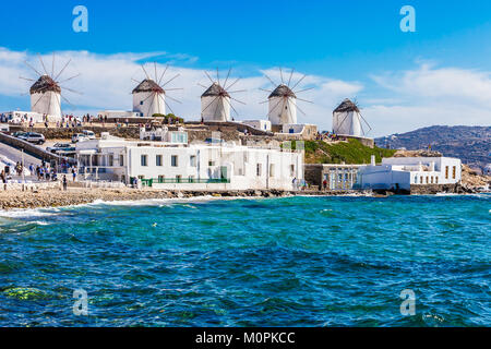 Die berühmten Windmühlen auf Mykonos die griechische Insel, Teil der Kykladen, während eine klare und helle Sommer sonnigen Tag Stockfoto