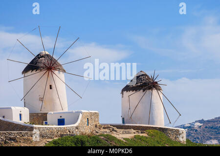 Die berühmten Windmühlen auf Mykonos die griechische Insel, Teil der Kykladen, während eine klare und helle Sommer sonnigen Tag Stockfoto