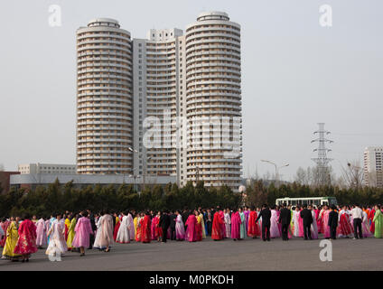 Nordkoreanische junge Erwachsene während einer Messe Tanz Performance vor den Gebäuden auf militärischer Grundlage Tag, Pyongan Provinz, Pyongyang, Nordkorea Stockfoto