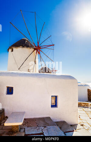 Die berühmten Windmühlen auf Mykonos die griechische Insel, Teil der Kykladen, während eine klare und helle Sommer sonnigen Tag Stockfoto