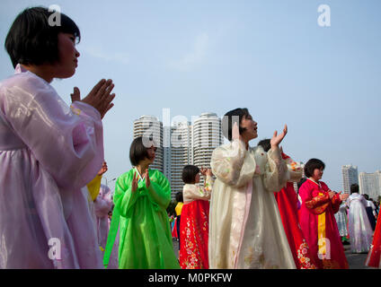 Nordkoreanische junge Erwachsene während einer Messe Tanz Performance vor den Gebäuden auf militärischer Grundlage Tag, Pyongan Provinz, Pyongyang, Nordkorea Stockfoto