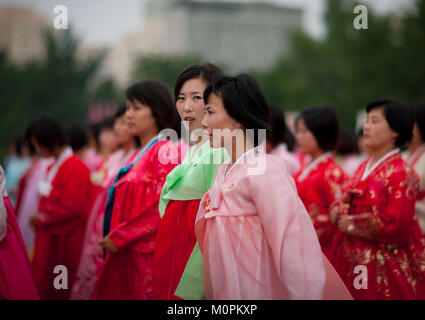 Nordkoreanische Studenten während einer Messe Tanz Performance am 9. September Tag der Gründung der Republik, Pyongan Provinz, Pyongyang, Nordkorea Stockfoto