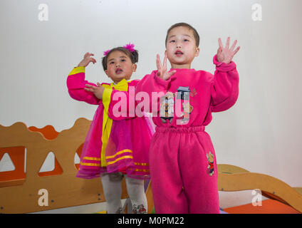 Nordkoreanische Kinder in einem Waisenhaus singen eine patriotische Lied, Süd-pyongan Provinz, Nampo, Nordkorea Stockfoto