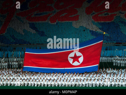 North Korean taekwondo Team vor einer riesigen Fahne während der Arirang Mass Games im Mai Tag Stadion, Pyongan Provinz, Pyongyang, Nordkorea Stockfoto