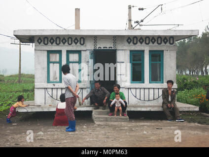 Nordkoreanischen Familie vor einem kleinen Haus, Provinzen Süd-Hamgyong Provinz, Hamhung, Nordkorea Stockfoto