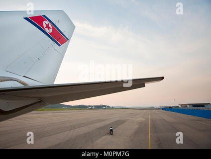 Air Koryo Flugzeug Schwanz auf den Asphalt der Sunan International Airport, Pyongan Provinz, Pyongyang, Nordkorea Stockfoto