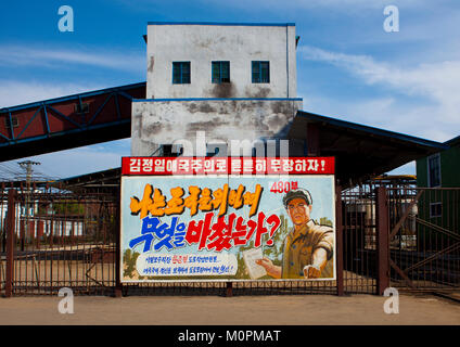 Propaganda Plakatwand in Hungnam Stickstoff-dünger Pflanze, Provinzen Süd-Hamgyong Provinz, Hamhung, Nordkorea Stockfoto