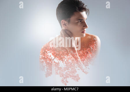 Attraktive hübsche Kerl über Natur wundern Stockfoto