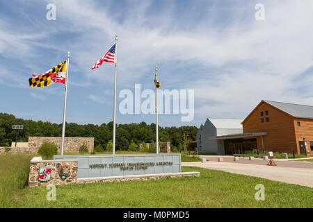 Fahnen vor dem Eingang zum Harriet Tubman Underground Railroad Visitor Centre, Kirche Creek, Maryland, Vereinigte Staaten. Stockfoto