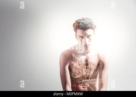 Hübsche Kerl vom Leben müde gedrückt Stockfoto