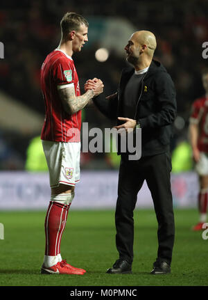 Bristol City Aden Feuerstein (links) und Manchester City Manager Pep Guardiola nach dem carabao Cup Halbfinale, zweite Bein Gleiches an Ashton Gate, Bristol. Stockfoto