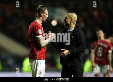 Bristol City Aden Feuerstein (links) und Manchester City Manager Pep Guardiola nach dem carabao Cup Halbfinale, zweite Bein Gleiches an Ashton Gate, Bristol. Stockfoto