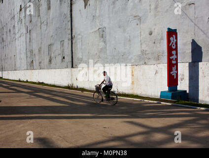 Nordkoreanische Mann auf einem Fahrrad in der Hungnam Stickstoff-dünger Pflanze, Provinzen Süd-Hamgyong Provinz, Hamhung, Nordkorea Stockfoto