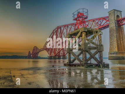 Die Forth Bridge, von der Unterseite der Hawes Pier, South Queensferry. Der Pier wurde um 1812 erbaut. Im Vordergrund ist das Signal, das Haus. Stockfoto