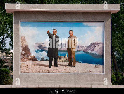 Nordkoreanische propaganda Fresko Kim Il Sung und Kim Jong Il vor Paektu,Hwanghae Province, Kaesong, Nordkorea montieren Stockfoto