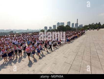 Nordkoreanische Pioniere aus dem koreanischen Kinder union im Grand Denkmal auf Mansu Hill, Pyongan Provinz, Pyongyang, Nordkorea Stockfoto