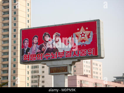 Nordkoreanische propaganda Billboard mit der Flagge der Oberbefehlshaber der Koreanischen Volksarmee, Pyongan Provinz, Pyongyang, Nordkorea Stockfoto