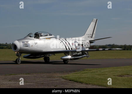 Goldene Äpfel North American F-186 A Sabre Besteuerung zurück mit der Linie an der Duxford nach einer Show in 2013. Es wurde in den USA das folgende Jahr verkauft. Stockfoto