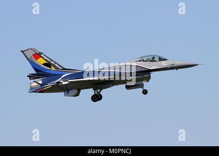 Belgische Anzeige gekennzeichnet f-16 bin in RAF Mildenhall vor einer Airshow im nahe gelegenen Duxford am nächsten Tag ankommen. Stockfoto