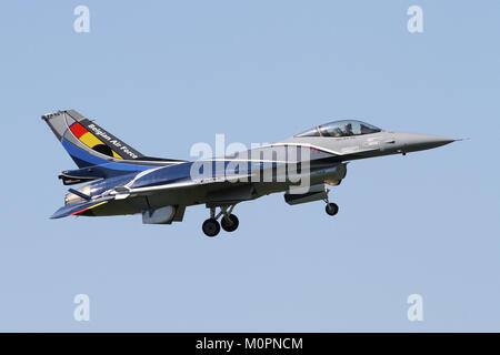 Belgische Anzeige gekennzeichnet f-16 bin in RAF Mildenhall vor einer Airshow im nahe gelegenen Duxford am nächsten Tag ankommen. Stockfoto