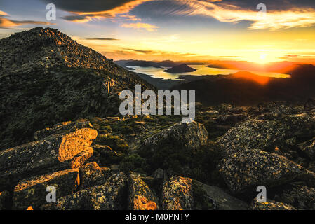 Sonnenuntergang über Lake Pedder aus der Spitze des Mt Anne im Südwesten Tasmaniens Stockfoto