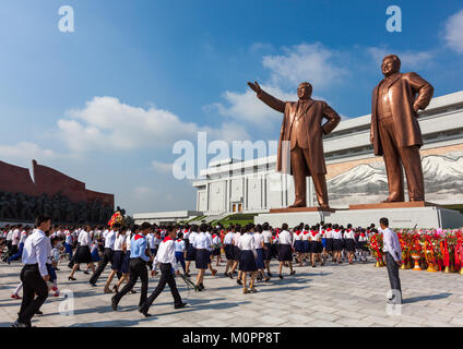 Nordkoreanische Pioniere aus dem koreanischen Kinder union im Grand Denkmal auf Mansu Hill, Pyongan Provinz, Pyongyang, Nordkorea Stockfoto