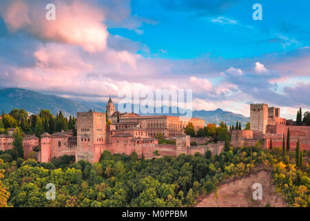 Alhambra bei Sonnenuntergang in Granada, Andalusien, Spanien Stockfoto