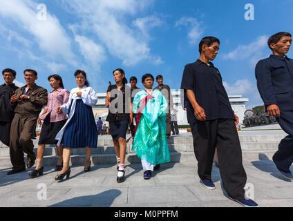 Nordkoreanische Volk vor den Statuen der Liebe Verantwortliche in Grand Mansudae Monument, Pyongan Provinz, Pyongyang, Nordkorea Stockfoto