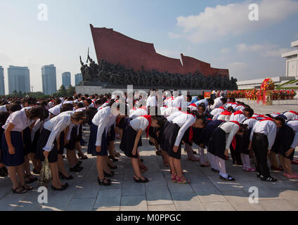 Nordkoreanische Pioniere aus dem koreanischen Kinder union Respekt im Grand Denkmal auf Mansu Hill, Pyongan Provinz, Pyongyang, Nordkorea Stockfoto