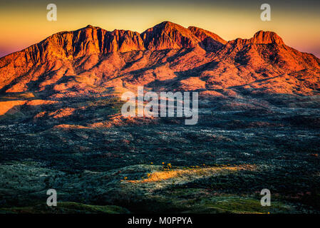 Mount Sonder von Hilltop Lookout bei Sonnenaufgang. West Macdonnell Ranges, Northern Territory Stockfoto