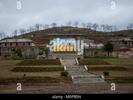 Propaganda Fresko der liebe Führer in ein Feld,Hwanghae Province, Kaesong, Nordkorea Stockfoto