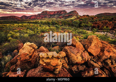 Sonnenuntergang am Ormiston Pfund, West Macdonnell Ranges, Northern Territory Stockfoto