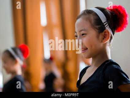 Nordkoreanische Schulmädchen besuchen einen Tanzkurs an der Mangyongdae Kinder Palace, Pyongan Provinz, Pyongyang, Nordkorea Stockfoto