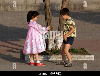 Nordkoreanische Kinder spielen auf der Straße, Pyongan Provinz, Pyongyang, Nordkorea Stockfoto