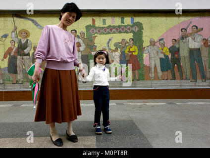 Nordkoreanische Mutter und Tochter im kaeson Metro Station auf Chollima, Pyongan Provinz, Pyongyang, Nordkorea Stockfoto