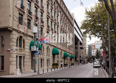 Blick auf einer Hauptstraße Tesvikiye Avenue in Nisantasi/Istanbul, ist eine beliebte Einkaufs- und Wohnviertel. Stockfoto