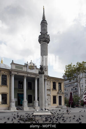 Tauben in Tesvikiye Moschee. Es ist eine neo-barocken Struktur in Tesvikiye/Nisantasi Viertel von Istanbul. Texte aus dem Koran und Osmanischen Reich's em Stockfoto