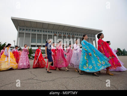 Nordkoreanische Studenten während einer Messe Tanz Performance am 9. September Tag der Gründung der Republik, Pyongan Provinz, Pyongyang, Nordkorea Stockfoto